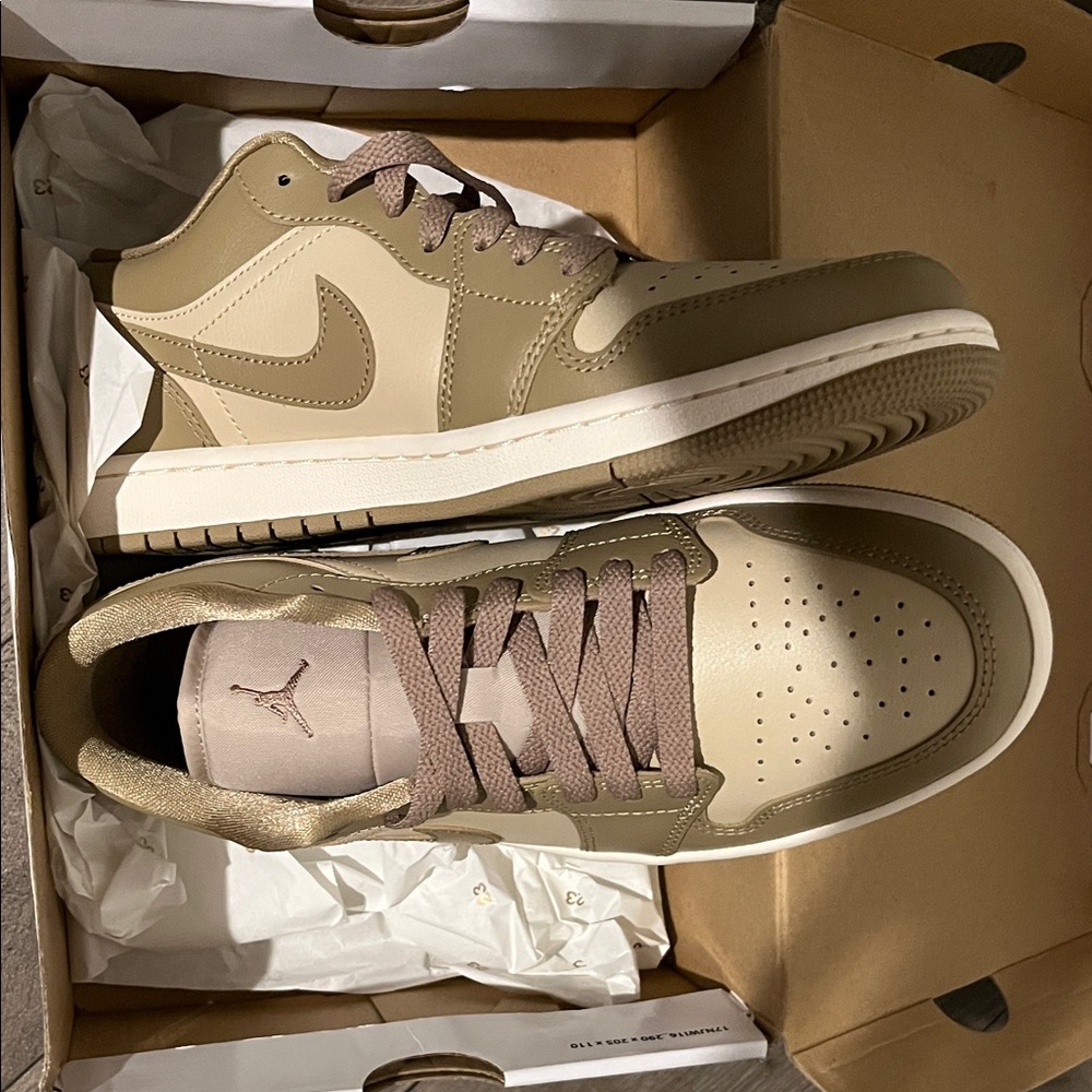 Jordan Men's Beige and Cream Sneakers